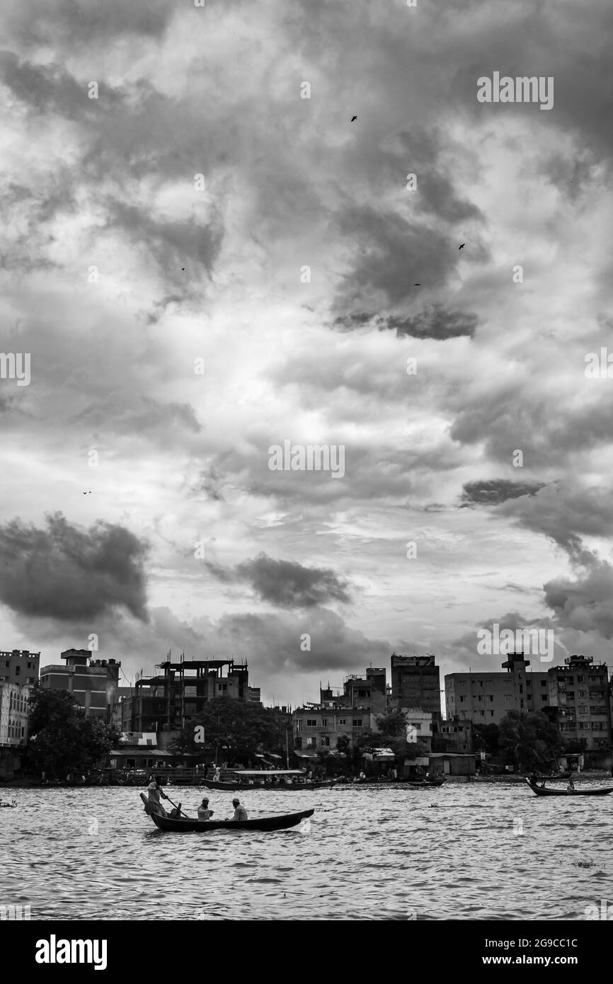 Der Bootsmann überquert den Fluss unter dem wolkigen Himmel. Dieses Bild wurde am 18-2020. August von mir aufgenommen, vom Burigongga-Fluss, Bangladesch, Süden Stockfoto