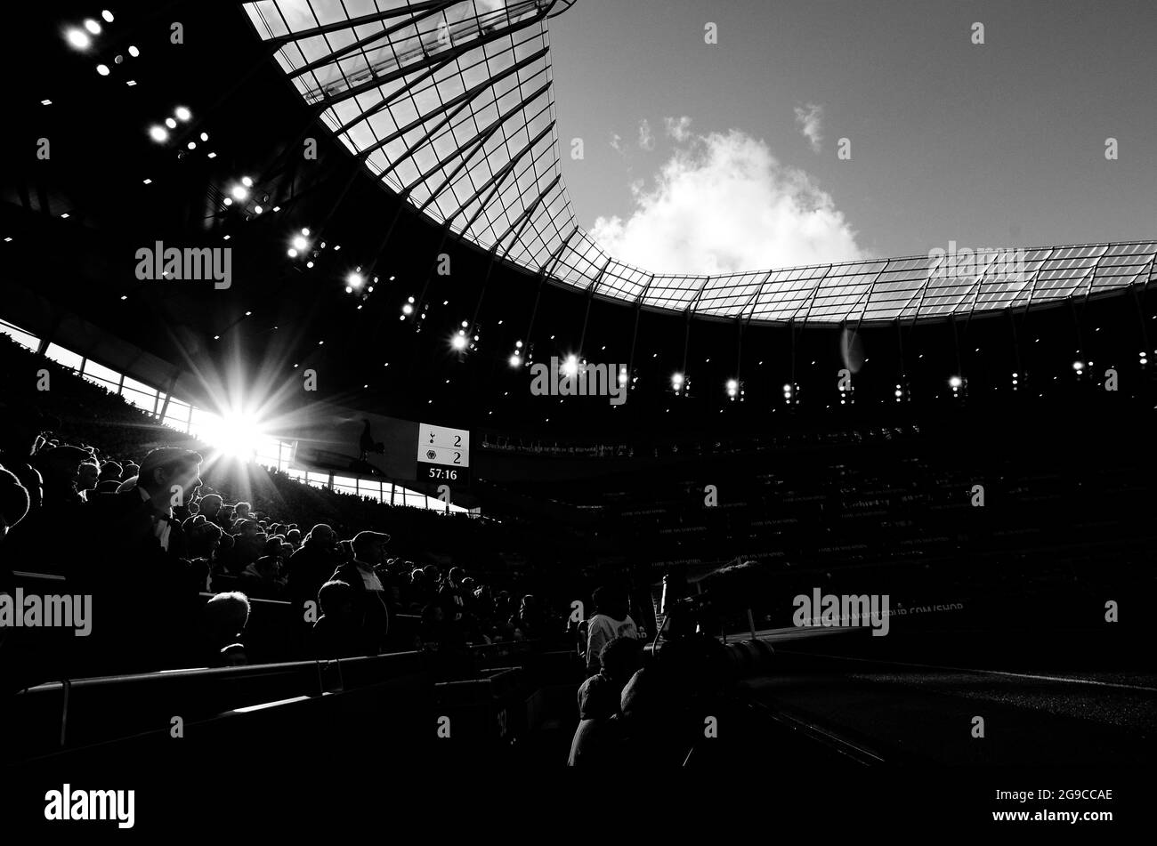 LONDON, ENGLAND - 1. März 2020: Silhouetten von Fans auf den Ständen des Spielortes, die während des Spiels der Premier League 2020/21 zwischen dem Tottenham Hotspur FC und dem Wolverhampton FC im Tottenham Hotspur Stadium abgebildet wurden. Stockfoto