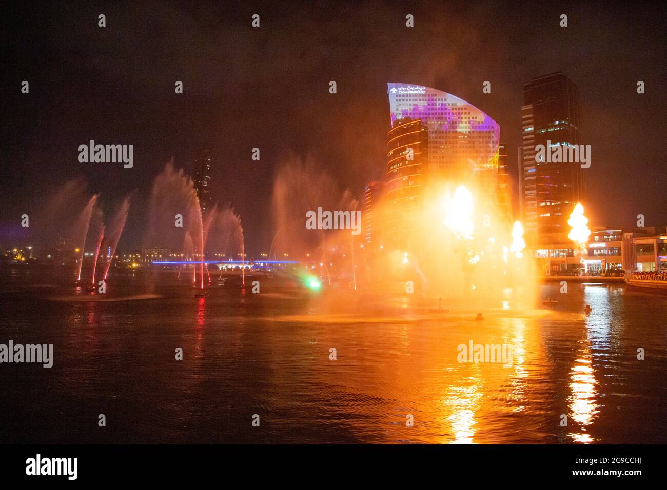 STELLEN SIE SICH VOR in Dubai Festival City ist eine Show aus Licht, Wasserfeuer und Magie, die die Fantasie von Kindern und Erwachsenen gleichermaßen einfängt. Dubai, VAE. Stockfoto