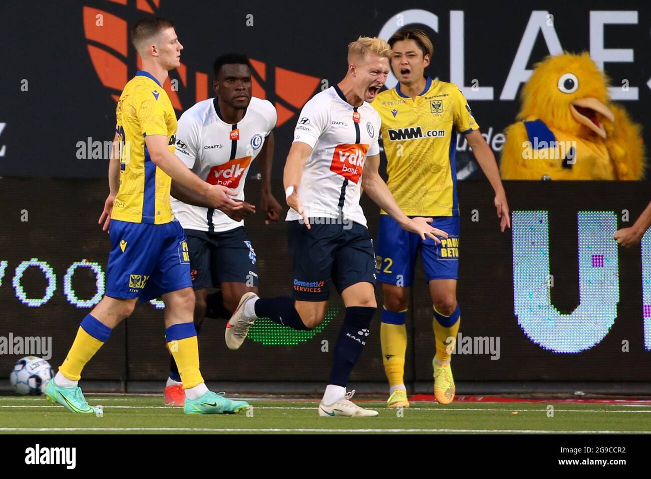 SINT-TRUIDEN, BELGIEN - 25. JULI: Andreas Hanche Olsen von KAA Gent feiert sein erstes Tor des Spiels mit seinen Teamkollegen während des belgischen Jupiler Pro League-Spiels zwischen STVV und KAA Gent in Stayen am 25. Juli 2021 in Sint-Truiden, Belgien (Foto: Perry van de Leuvert/Orange Picts) Stockfoto