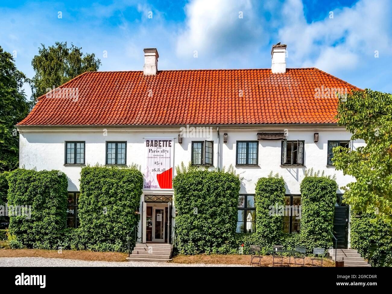 Die façade des Karen Blixen Museet, einem Museum, das der dänischen Schriftstellerin Isak Dinesen gewidmet ist und in ihrem ehemaligen Haus in Rungsted, Dänemark, untergebracht war Stockfoto