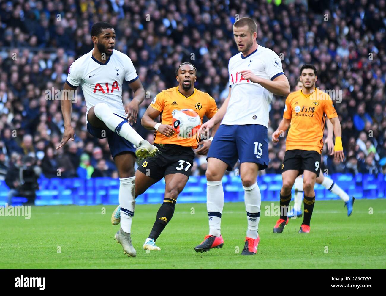 LONDON, ENGLAND - 1. März 2020: Japhet Tanganga aus Tottenham und Eric Dier aus Tottenham, aufgenommen während des Spiels der Premier League 2020/21 zwischen dem FC Tottenham Hotspur und dem FC Wolverhampton im Tottenham Hotspur Stadium. Stockfoto