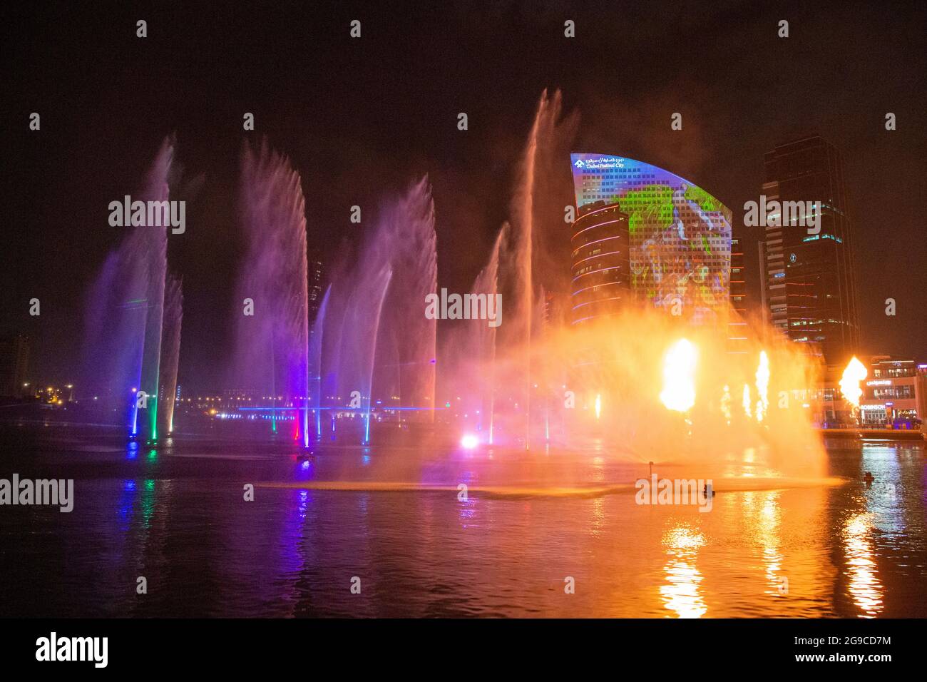 STELLEN SIE SICH VOR in Dubai Festival City ist eine Show aus Licht, Wasserfeuer und Magie, die die Fantasie von Kindern und Erwachsenen gleichermaßen einfängt. Dubai, VAE. Stockfoto