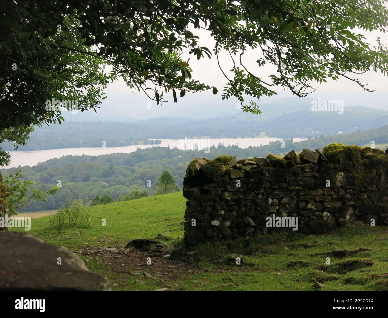 Blick über den Lake Windermere und die Lakeland Fells vom Gipfel des Orrest Head, 784 Meter vom Bahnhof Windermere entfernt. Stockfoto