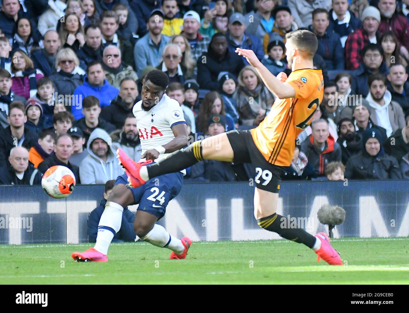 LONDON, ENGLAND - 1. März 2020: Serge Aurier aus Tottenham, aufgenommen während des Spiels der Premier League 2020/21 zwischen dem FC Tottenham Hotspur und dem FC Wolverhampton im Tottenham Hotspur Stadium. Stockfoto