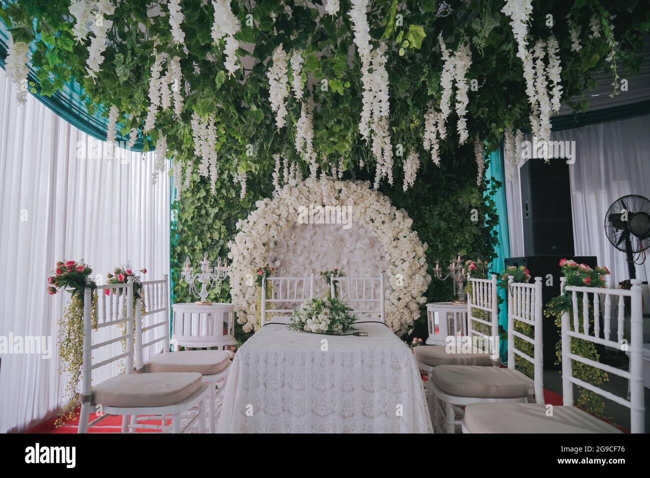 Ein schönes Setup für eine Hochzeitszeremonie mit weißen Blumen Stockfoto