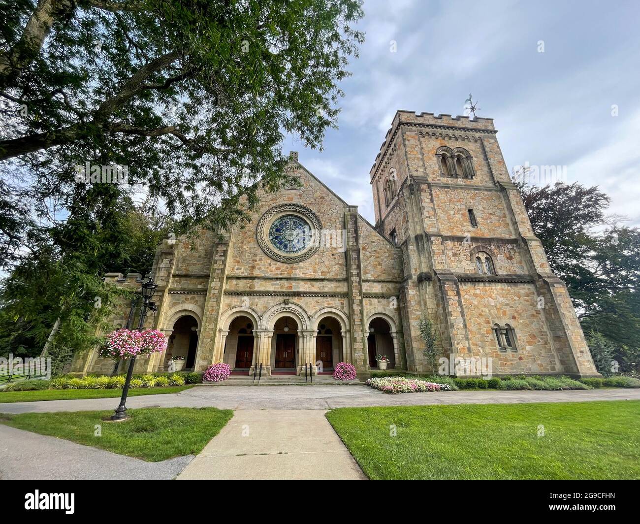 Poughheepsie, NY - USA - 24. Juli 2021: Horizontale Ansicht der historischen Vassar Chapel, einer normannischen Wiederbelebung Struktur mit Elementen der romanischen, buil Stockfoto