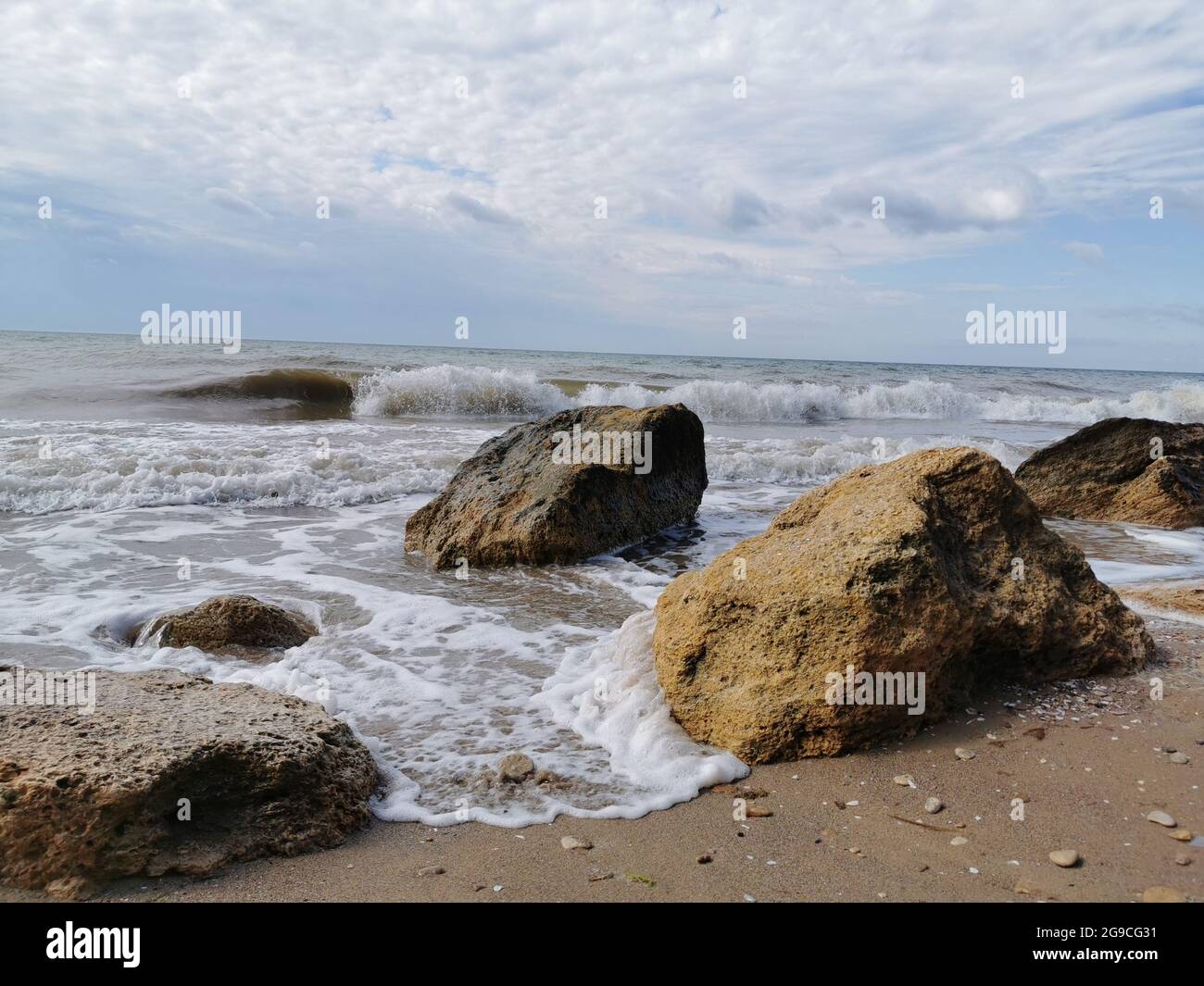 Klippe am Meer. Seeufer. Steile Ufer des Meeres. Stockfoto