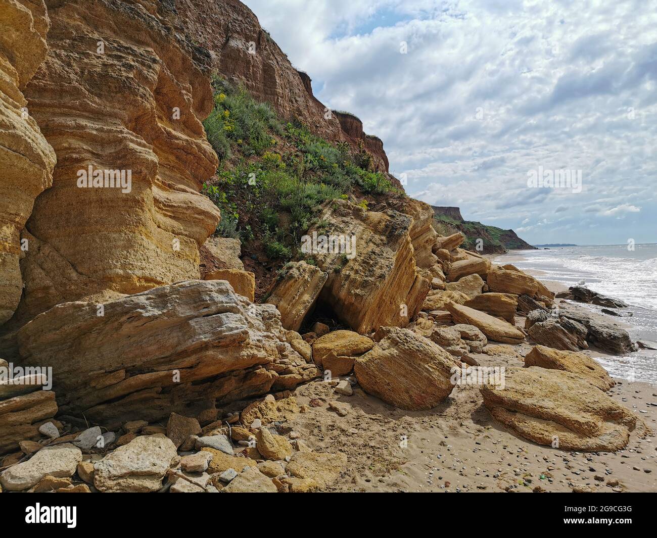 Klippe am Meer. Seeufer. Steile Ufer des Meeres. Stockfoto