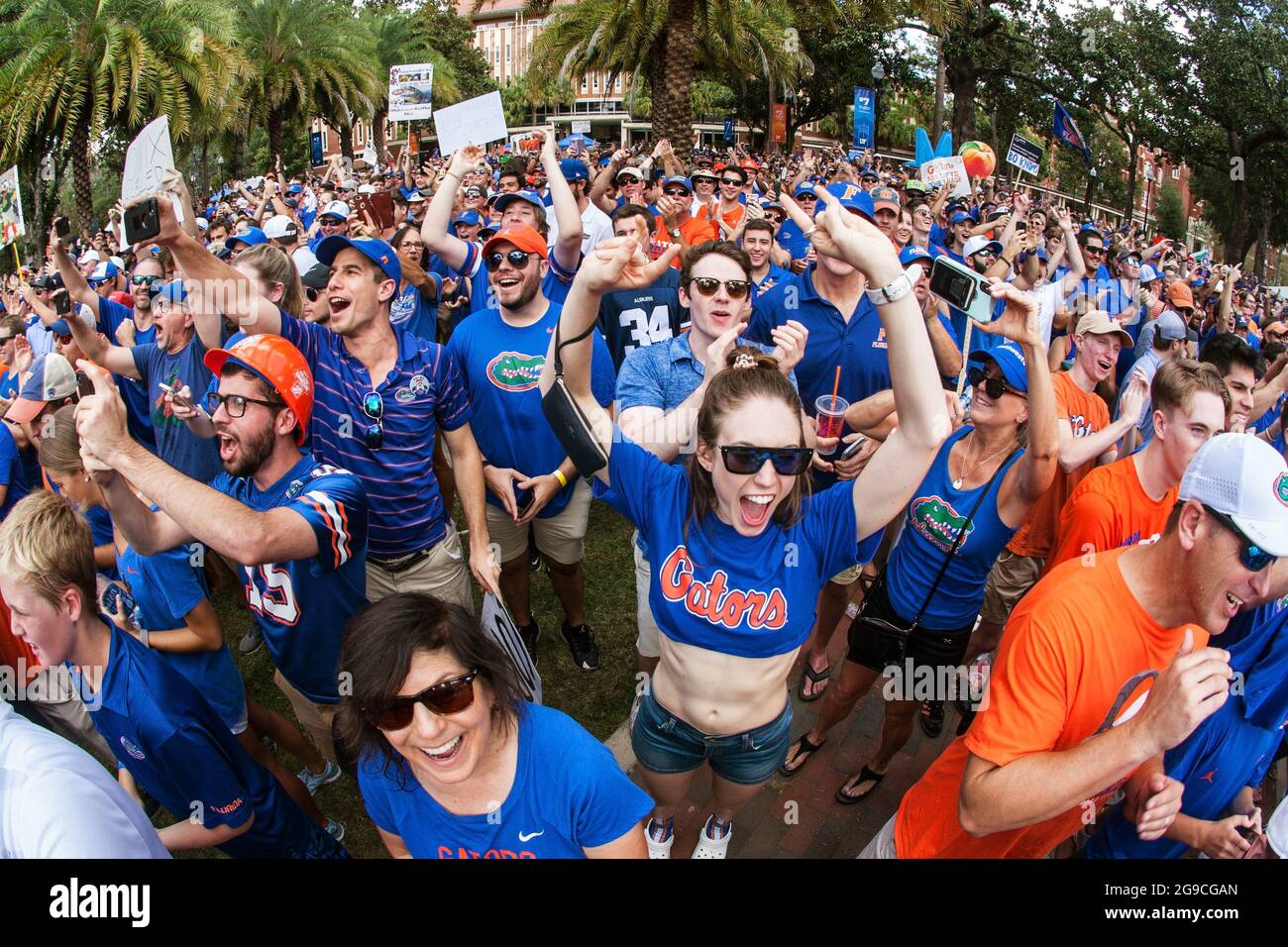 Gainesville, FL, USA - 5. Oktober 2019: Eine riesige Schar von Fans der University of Florida jubelt wild, als sie am ESPN College Gameday teilnehmen. Stockfoto