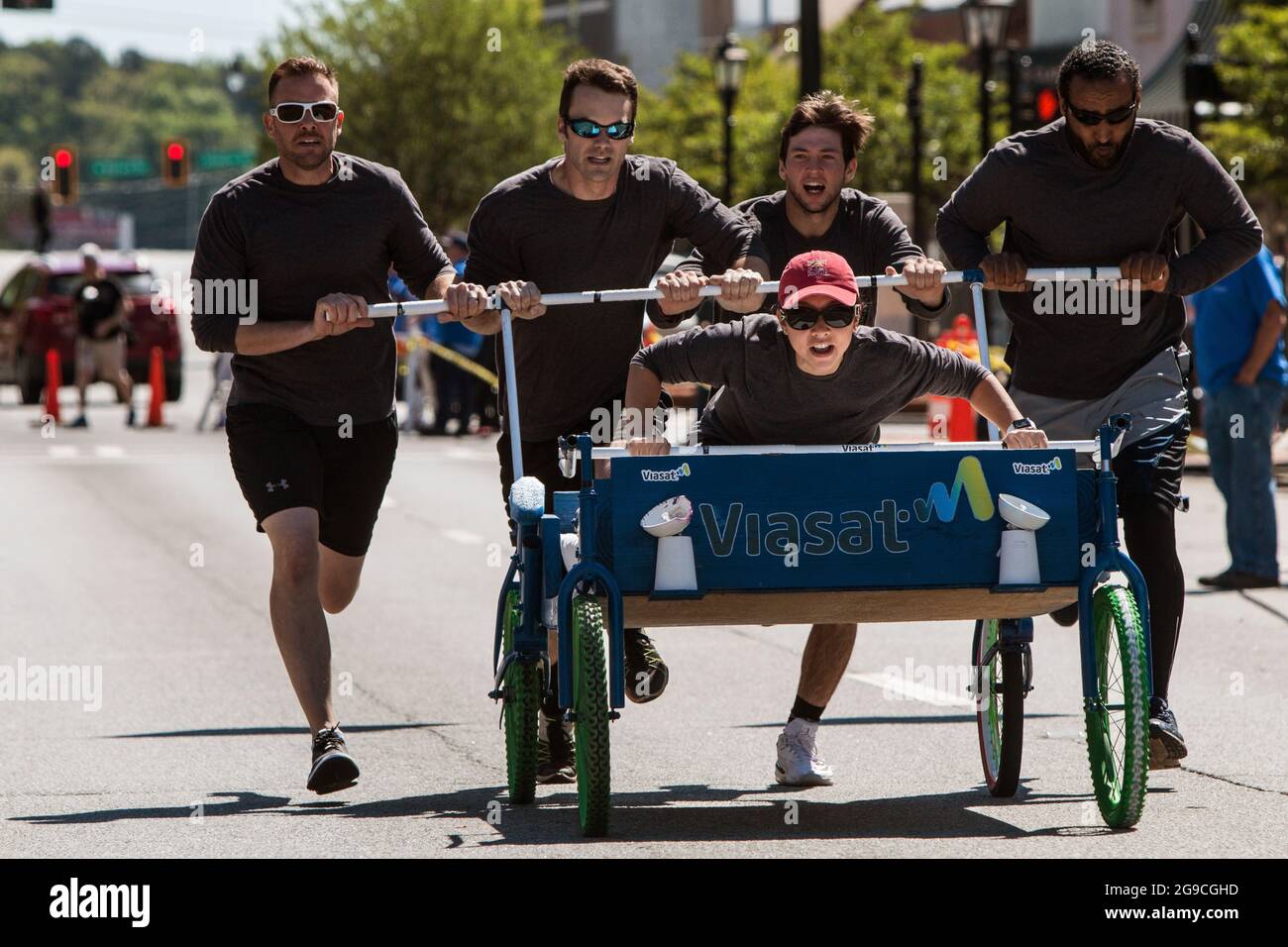 Lawrenceville, GA, USA - 27. April 2019: Ein Team schiebt am 27. April 2019 in Lawrenceville, GA, ein selbstgemachtes Bett in einem Bettrennen, um Wohltätigkeitsorganisationen zu nutzen. Stockfoto