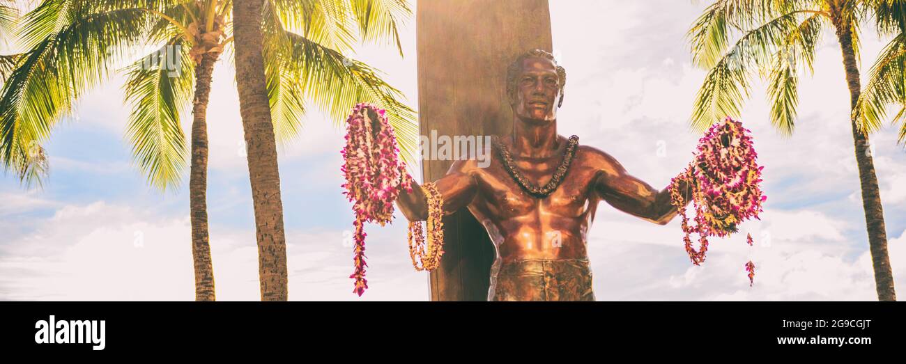 Panorama-Banner der Duke Kahanamoku Statue auf Kuhio Beach Park in Waikiki, Honolulu, Oahu, Hawaii Reise Urlaubsziel. Panorama-Kopfzeile Stockfoto