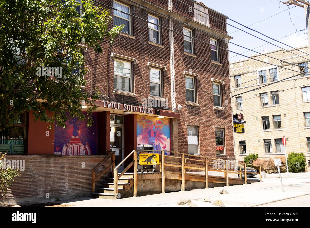 Das Äußere von Twice Sold Tales, einem gebrauchten Buchladen an der Harvard Avenue in Seattle, Washington, USA. Stockfoto