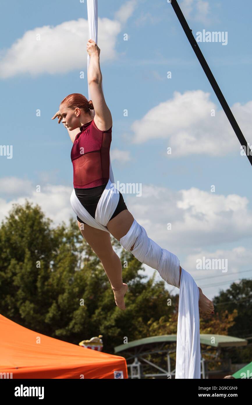 Suwanee, GA, USA - 21. September 2019: Junge Frau führt beim Suwanee Fest, einem Herbstfest am 21. September 2019, Luftturnen mit Seide durch. Stockfoto