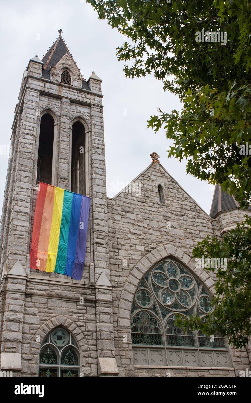 Atlanta, GA, USA - 12. Oktober 2019: An einer methodistischen Kirche in der Innenstadt von Atlanta hängt ein schwuler Stolz, der die LGBTQ-Menschen für den Pride Month unterstützt. Stockfoto