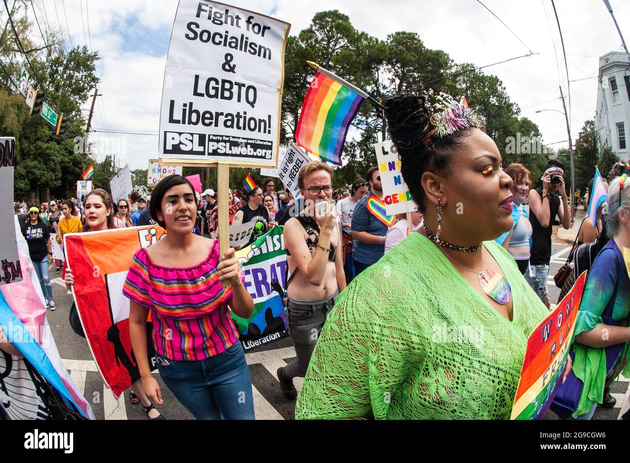 Atlanta, GA, USA - 12. Oktober 2019: Menschen gehen mit Schildern und Transparenten in der Nähe des Piedmont Parks, während sie an der Atlanta Transgender Parade teilnehmen. Stockfoto