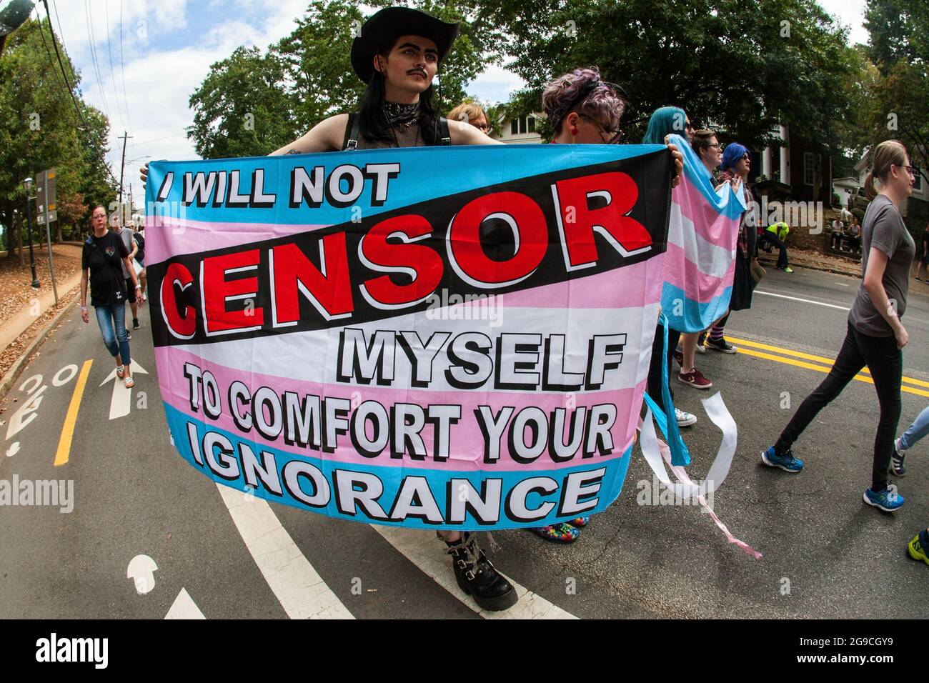 Atlanta, GA, USA - 12. Oktober 2019: Eine Person trägt in der Transgender-Parade ein Transparent mit der Aufschrift: „Ich werde mich nicht zensieren, um Ihre Unwissenheit zu trösten“. Stockfoto