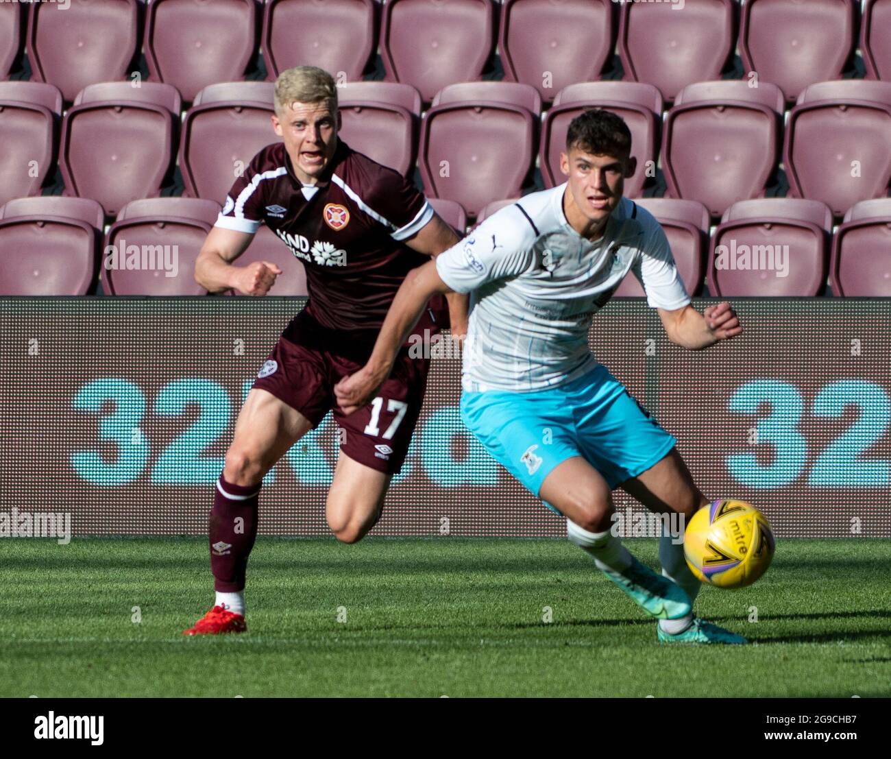 Edinburgh, Großbritannien. Juli 2021. Premier Sports Cup - Heart of Midlothian / Inverness Caledonian Thistle 25/7/2021. Hearts ist Gastgeber von Inverness Caledonian Thistle beim Premier Sports Cup im tynecastle Park, Edinburgh, Midlothian. Bild zeigt: Inverness Caley Verteidiger, Wallace Duffy, entkommt dem linken Rücken von Hearts, Alex Cochrane. Quelle: Ian Jacobs/Alamy Live News Stockfoto