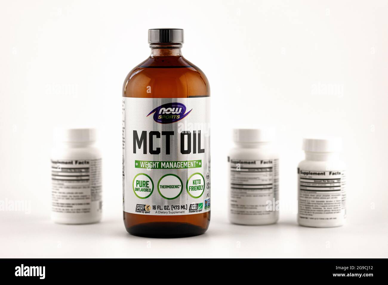 mct-Öl in der Flasche. Nahrungsergänzungsmittel Editorial Foto Stockfoto