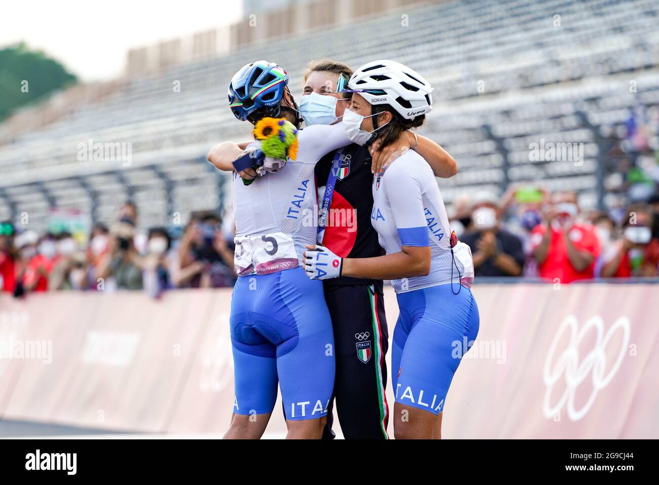 Shizuoka, Japan. Juli 2021. Soraya Paladin (ITA), Marta Bastianelli (ITA), Elisa Longo Borghini (ITA) Radsport: Frauen-Straßenrennen während der Olympischen Spiele in Tokio 2020 auf dem Fuji International Speedway in Shizuoka, Japan . Quelle: Shutaro Mochizuki/AFLO/Alamy Live News Stockfoto