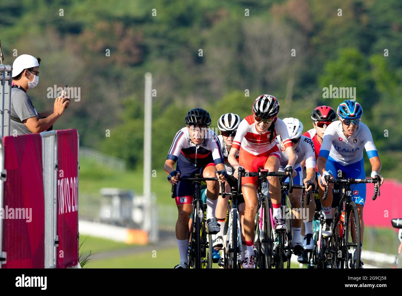 Shizuoka, Japan. Juli 2021. Hiromi Kaneko (JPN) Cycling : Frauen-Straßenrennen während der Olympischen Spiele 2020 in Tokio auf dem Fuji International Speedway in Shizuoka, Japan. Quelle: Shutaro Mochizuki/AFLO/Alamy Live News Stockfoto