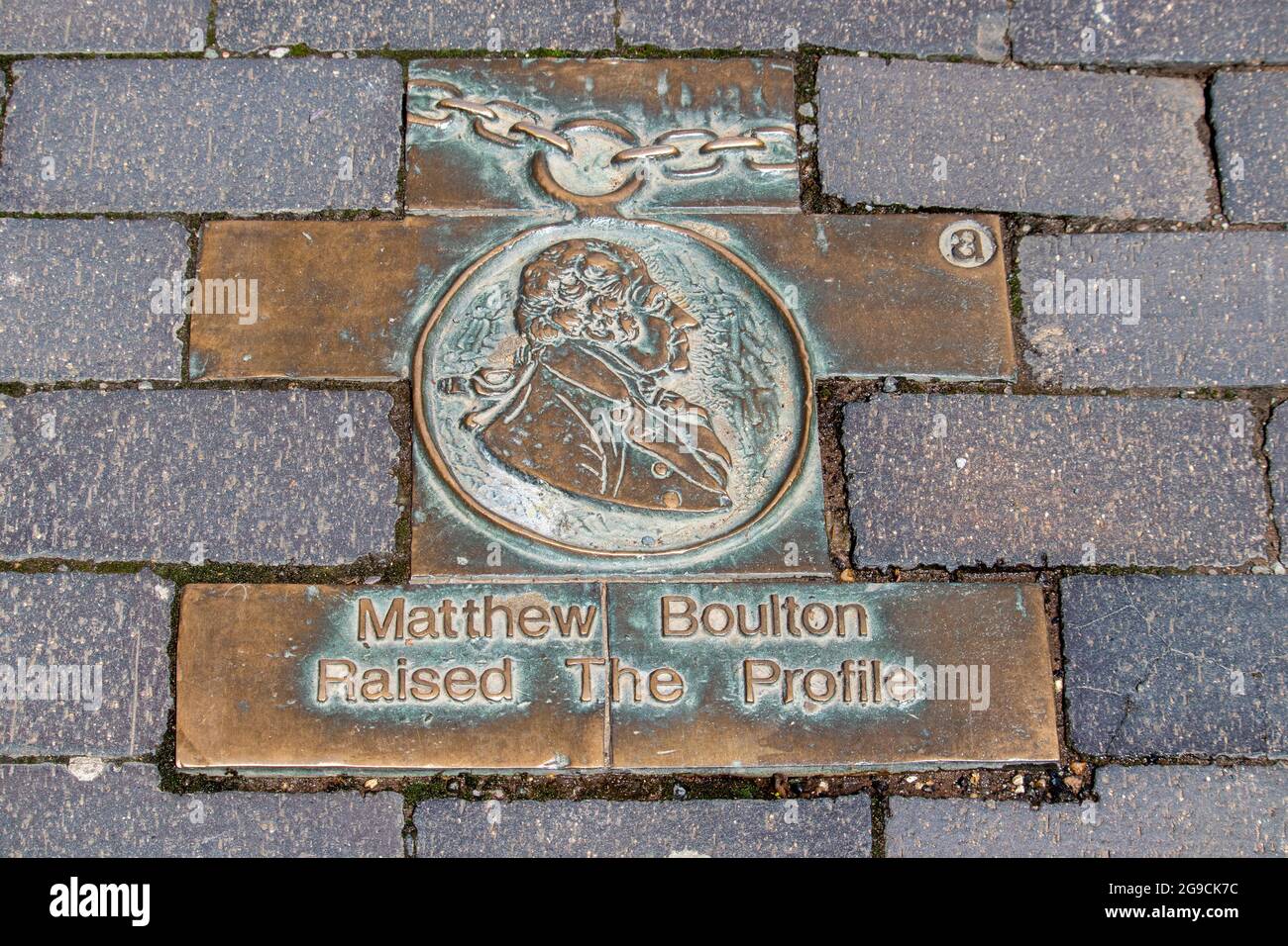 Eine Tafel an Matthew Boulton in den Pflastersteinen in Newhall Hill, Birmingham. Die Soho Mint, die er gegründet hat, ist nur eine kurze Strecke entfernt. Stockfoto