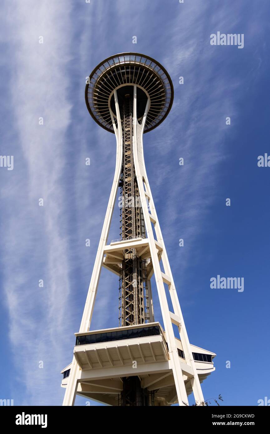Blick auf die Space Needle an einem sonnigen Sommertag in Seattle, Washington, USA. Stockfoto