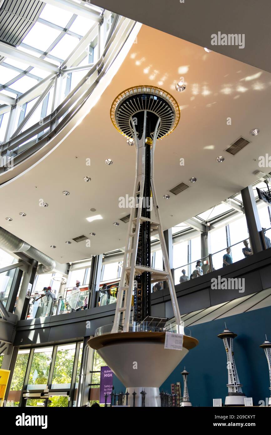 Eine Nachbildung der Space Needle aus Lego im Souvenirladen im Seattle Center, Seattle, Washington, USA. Stockfoto