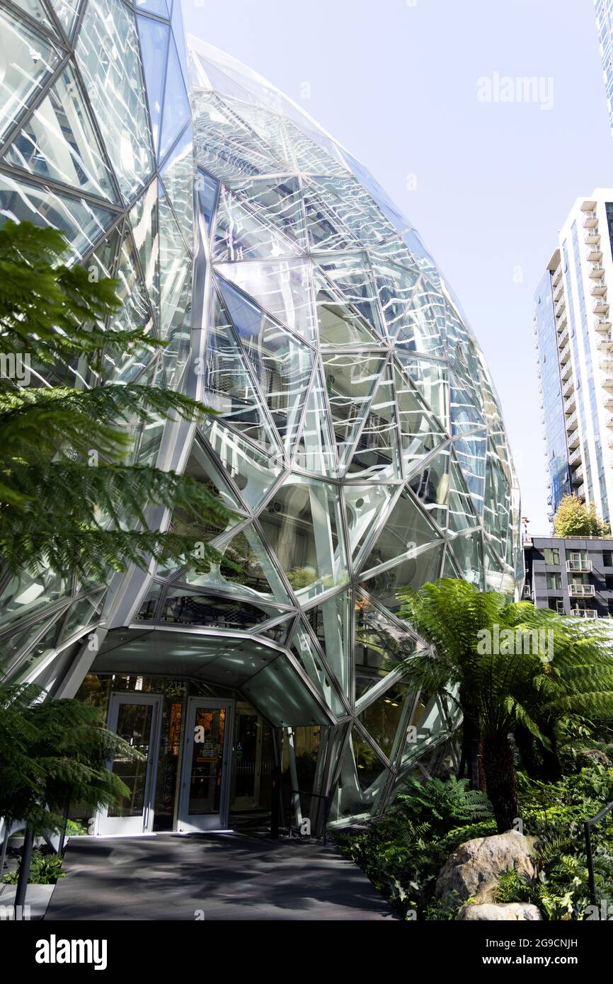 Die Amazon Spheres Bürogebäude an der 7th Avenue in der Innenstadt von Seattle, Washington, USA. Stockfoto