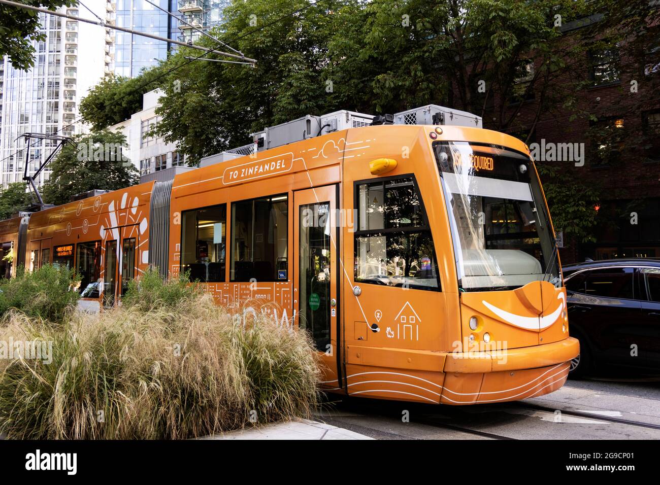 Eine Straßenbahn auf den Straßen der Innenstadt von Seattle, Washington, USA. Stockfoto