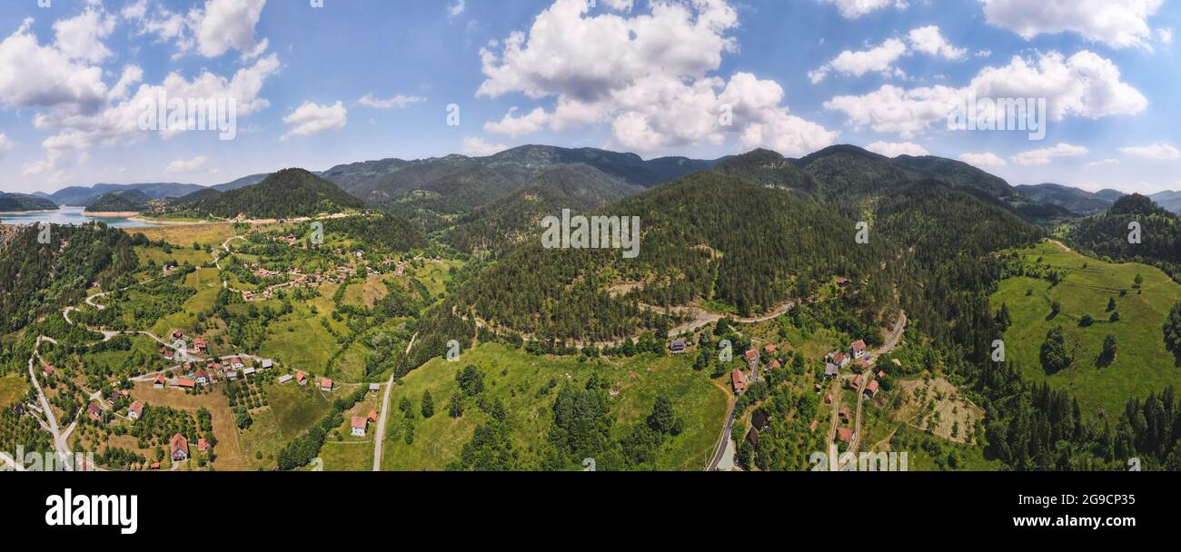 Schönes Panorama der Berglandschaft im Sommer. Natur im Freien Reiseziel, Nationalpark Tara, Zaovine See und Dorf, Serbien Stockfoto