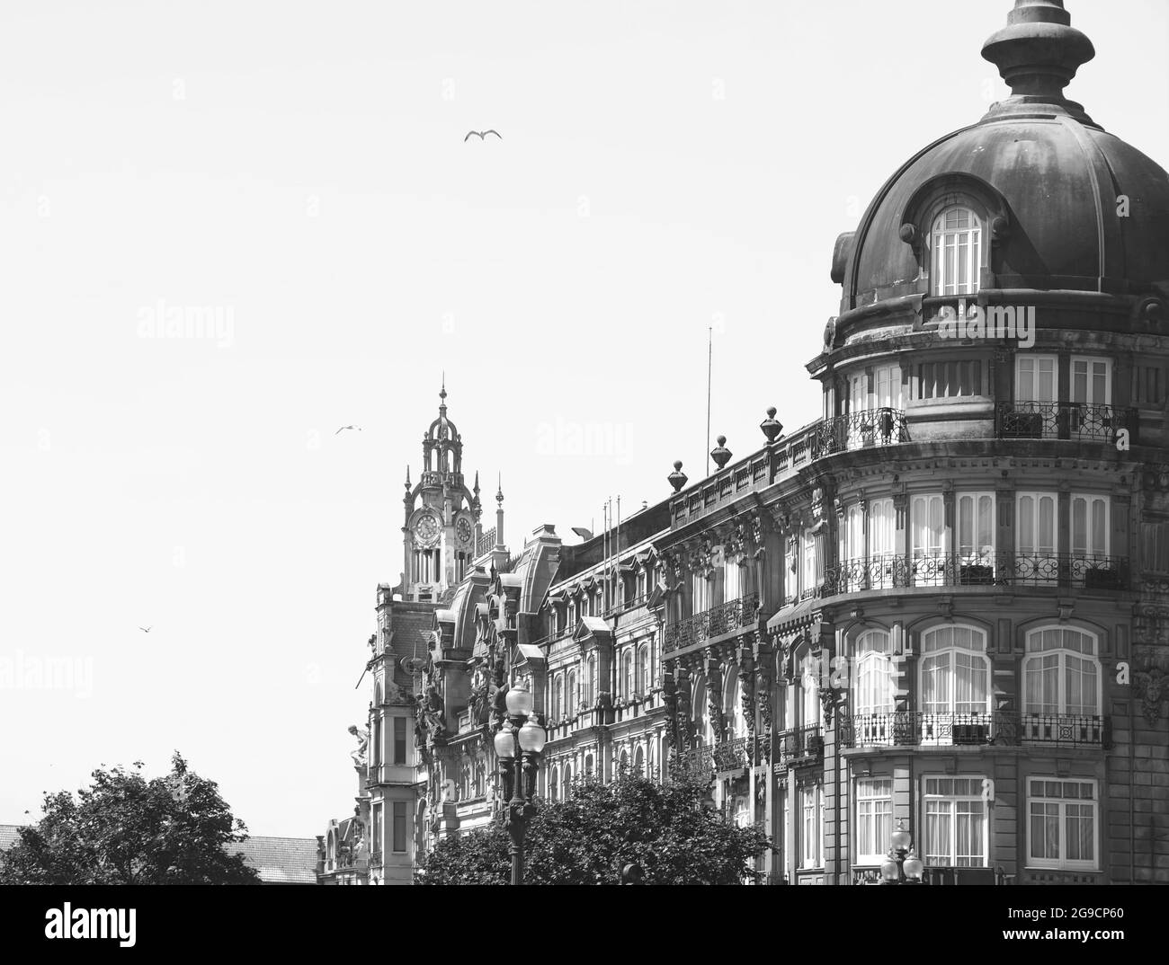 Berühmte Architektur in Porto - EIN nacional Gebäude in Praca da Liberdade Stockfoto