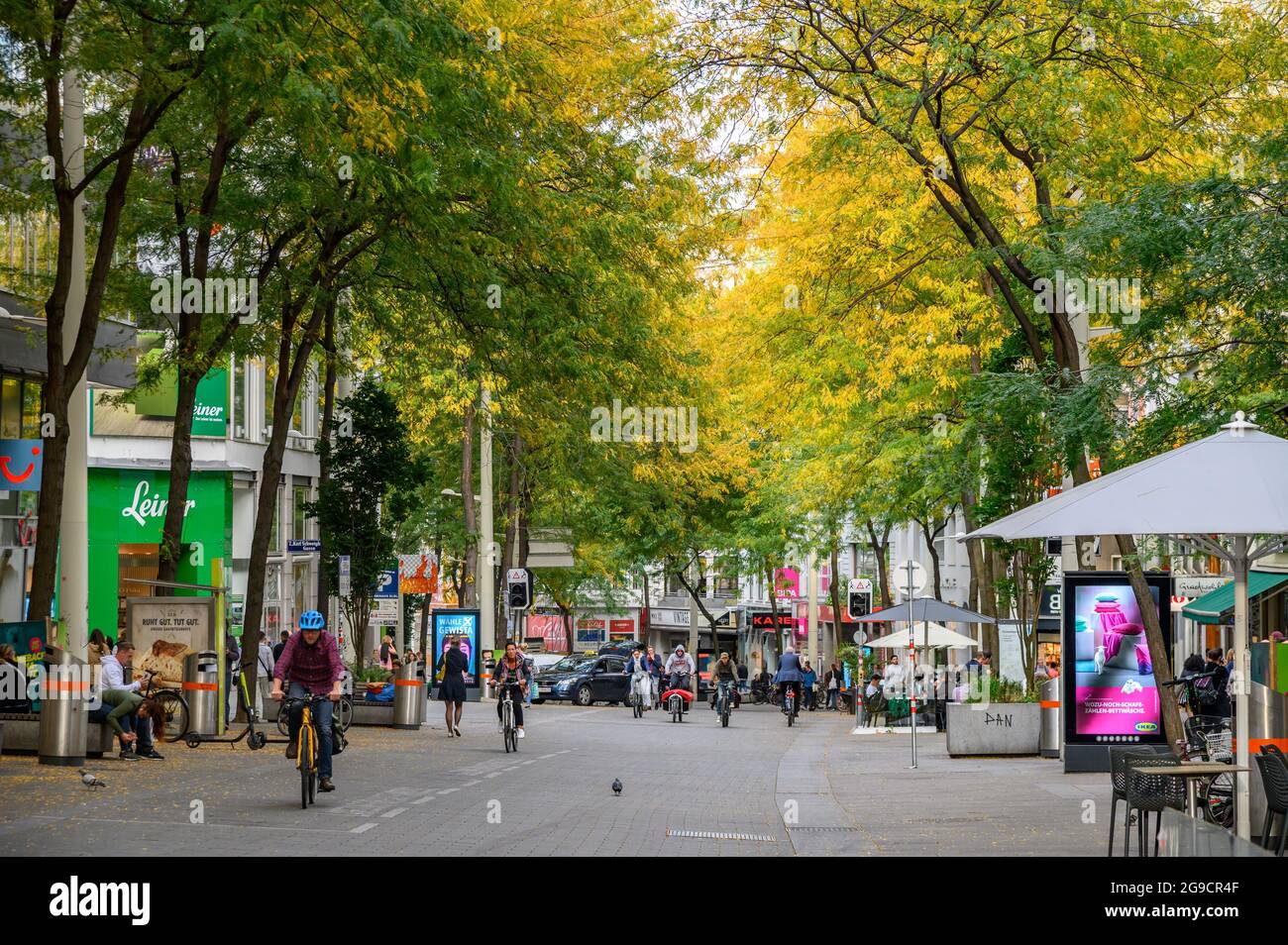 Wien Österreich - 26. September 2019. Die Mariahilfer Straße ist eine der berühmten Einkaufsstraßen Wiens. Stockfoto