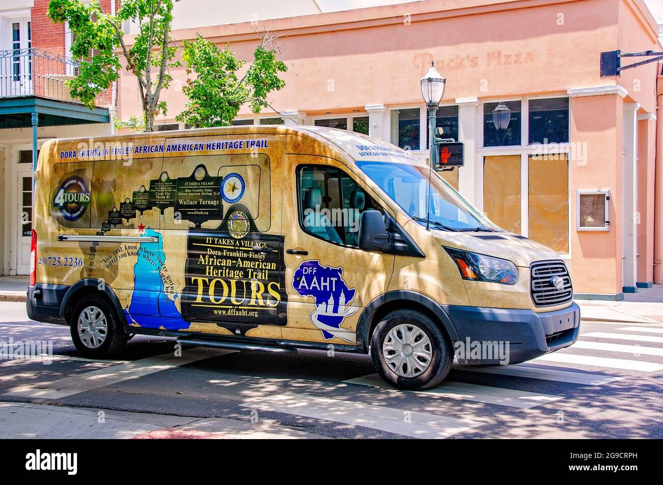 Ein Van bringt Touristen zu bedeutenden Zielen auf dem Dora Franklin Finley African-American Heritage Trail, 23. Juli 2021, in Mobile, Alabama. Stockfoto