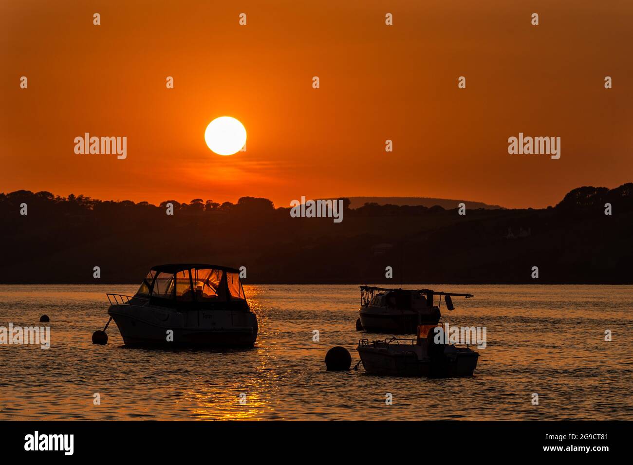 Courtmacsherry, West Cork, Irland. Juli 2021. Die Sonne geht über der Courtmacsherry Marina nach einem Tag mit herrlichem Sonnenschein und sehr warmen Temperaturen unter. Met Éireann prognostiziert Regen und Gewitter ab morgen. Quelle: AG News/Alamy Live News Stockfoto