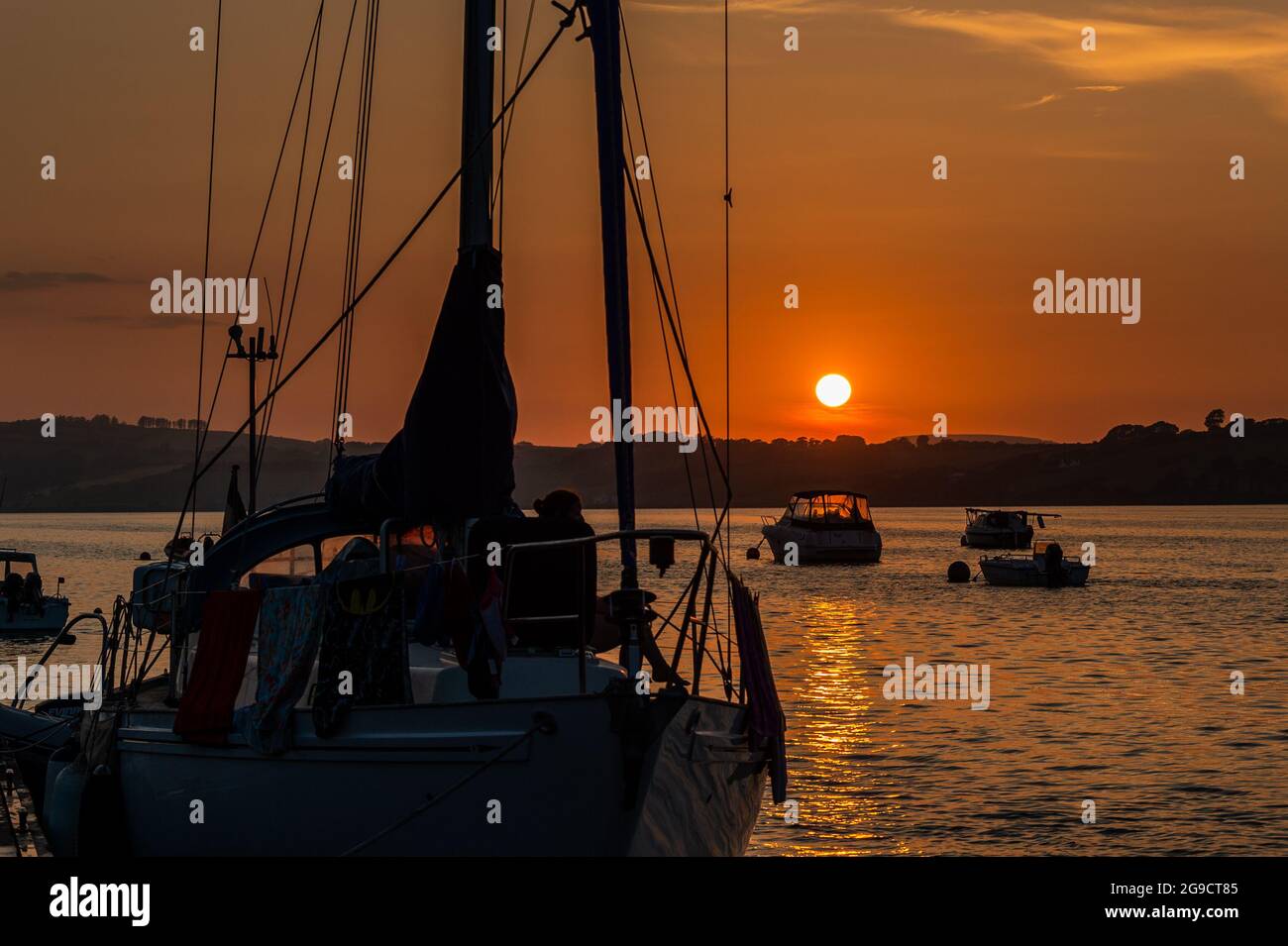 Courtmacsherry, West Cork, Irland. Juli 2021. Die Sonne geht über der Courtmacsherry Marina nach einem Tag mit herrlichem Sonnenschein und sehr warmen Temperaturen unter. Met Éireann prognostiziert Regen und Gewitter ab morgen. Quelle: AG News/Alamy Live News Stockfoto