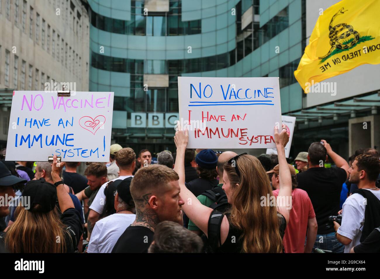 London, Großbritannien. 24. Juli 2021. Freedom Rally - Protest, der ein Ende des Tragens von Masken und Impfpässen bei der BBC fordert. Quelle: Waldemar Sikora Stockfoto