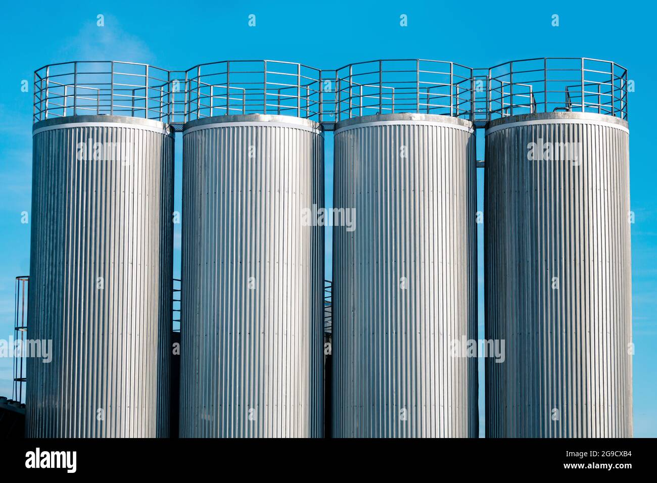 Industrielle Metalllagersilos für Schüttgüter und flüssige Materialien gegen den Himmel Stockfoto