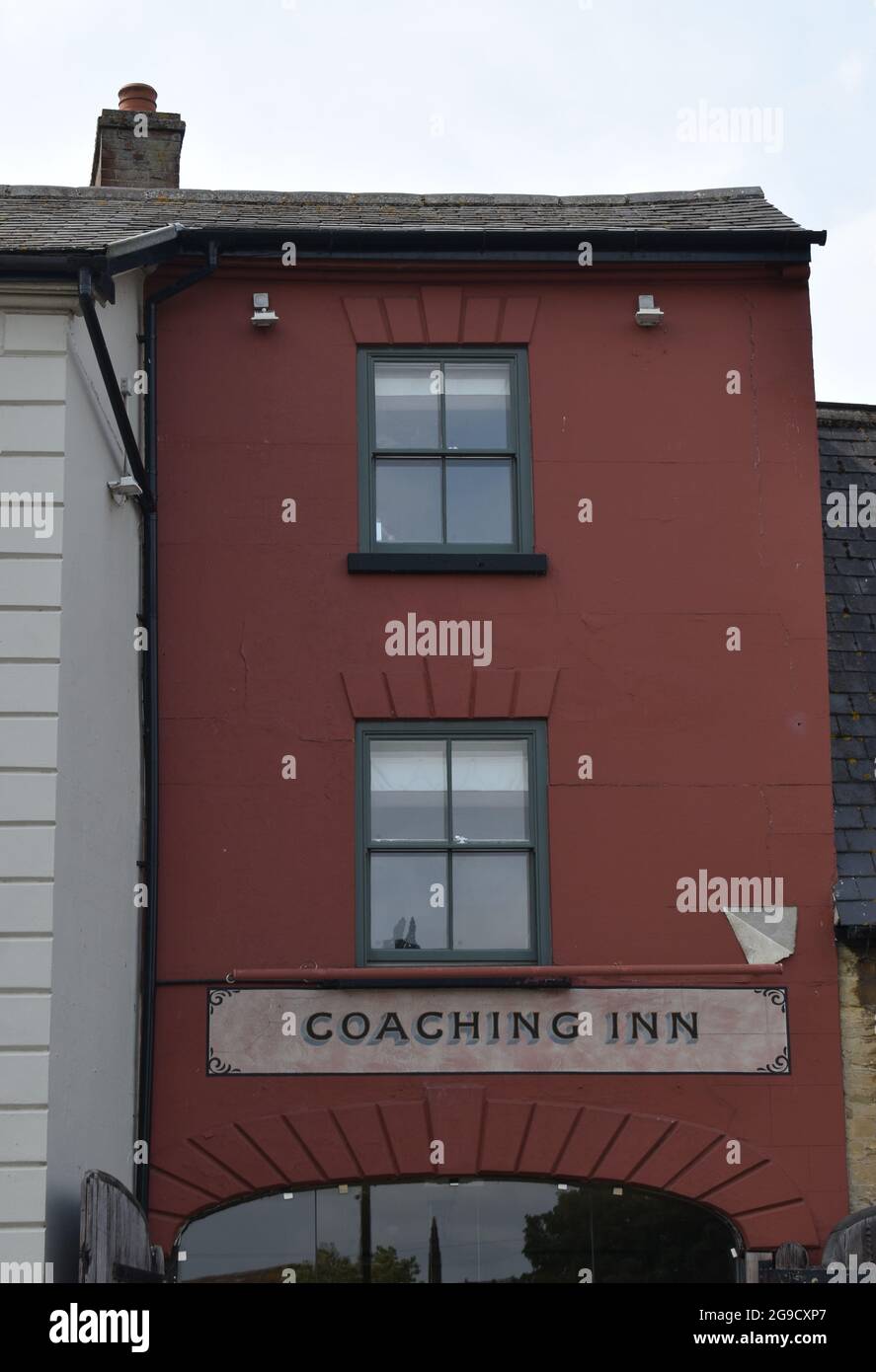 Schild Coaching Inn am Bull Hotel am Olney Market Place. Stockfoto