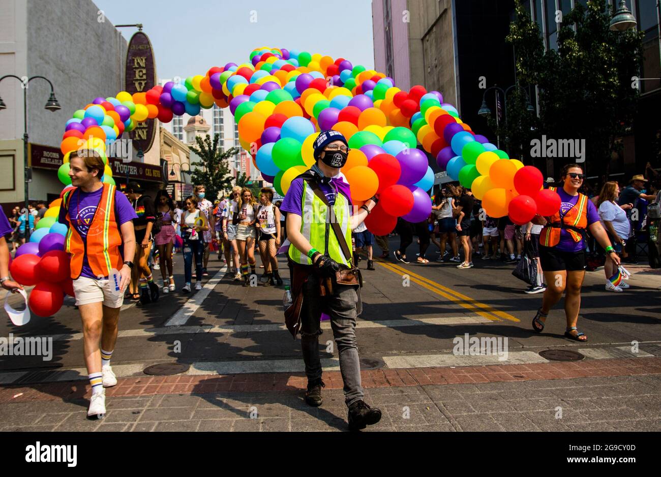 Reno, Usa. Juli 2021. Luftballons in den Farben des Regenbogens gingen  durch die Straße, während der Stolz Parade durch das Herz der Stadt,  gefeiert von Tausenden, die für die Veranstaltung kamen. Kredit: