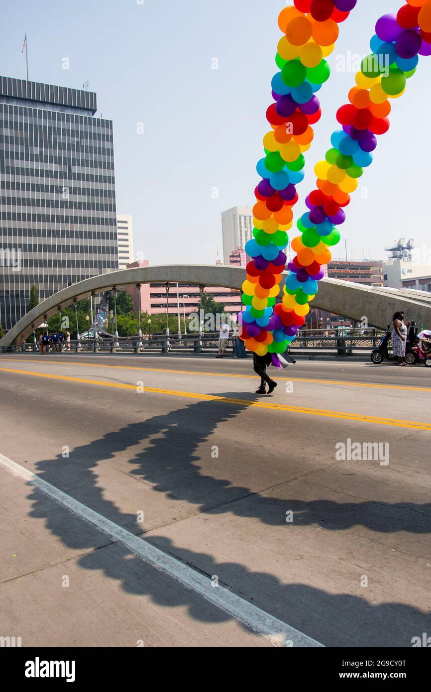 Reno, Usa. Juli 2021. Luftballons in den Farben des Regenbogens gesehen,  während der Stolz Parade durch das Herz der Stadt, gefeiert von Tausenden,  die für die Veranstaltung kamen. Kredit: SOPA Images Limited/Alamy