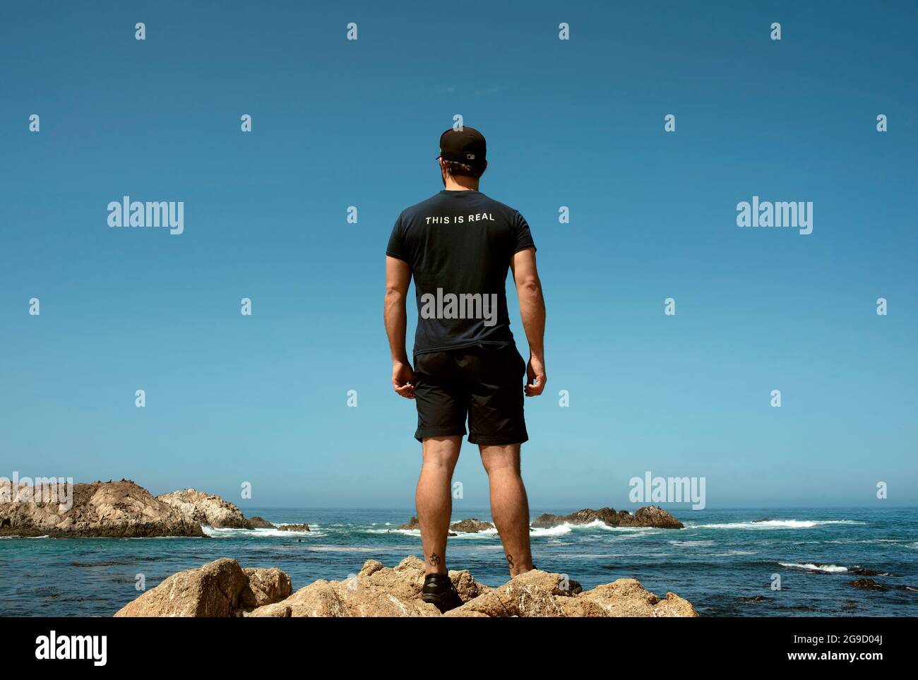 Rückansicht des Mannes mit Blick auf das Meer. Das ist wirklich auf seinem Rücken geschrieben. 17 Mile Drive, Rocky Coastline, Kalifornien, USA. September 2019 Stockfoto