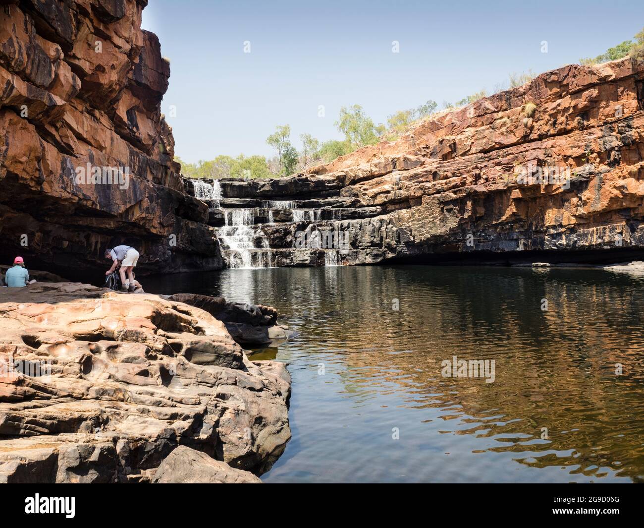 Die Sandsteinfelsen der Bell Gorge bilden ein beliebtes Schwimm- und Tauchbecken entlang der Gibb River Road, Kimberley, Westaustralien. Stockfoto