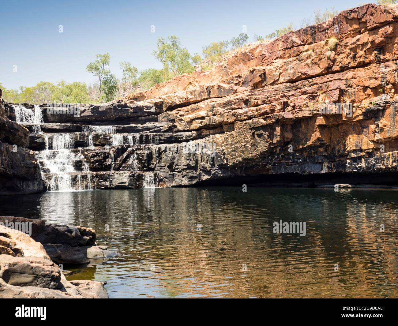 Die Sandsteinfelsen der Bell Gorge bilden ein beliebtes Schwimm- und Tauchbecken entlang der Gibb River Road, Kimberley, Westaustralien. Stockfoto