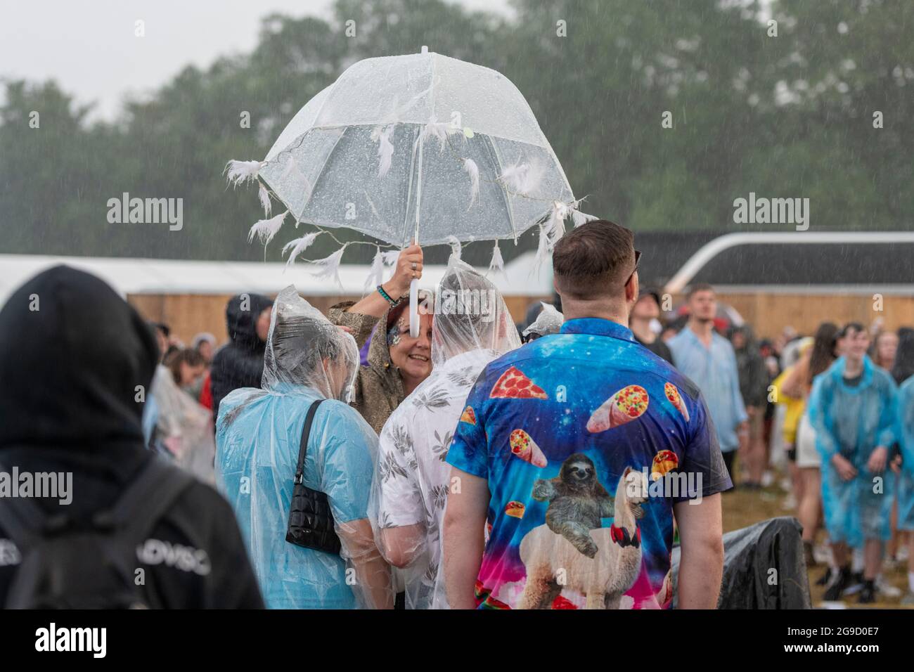 Standon, Hertfordshire, Großbritannien. Juli 2021. Die Menschen werden beim Standon Calling Music Festival von sintflutartigen Regenfällen und Gewittern erfasst Credit: Julian Eales/Alamy Live News Stockfoto