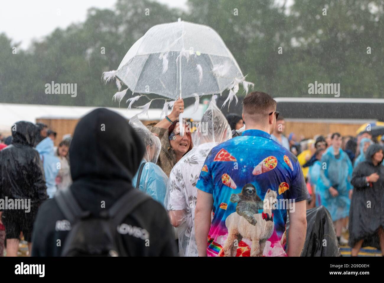Standon, Hertfordshire, Großbritannien. Juli 2021. Die Menschen werden beim Standon Calling Music Festival von sintflutartigen Regenfällen und Gewittern erfasst Credit: Julian Eales/Alamy Live News Stockfoto
