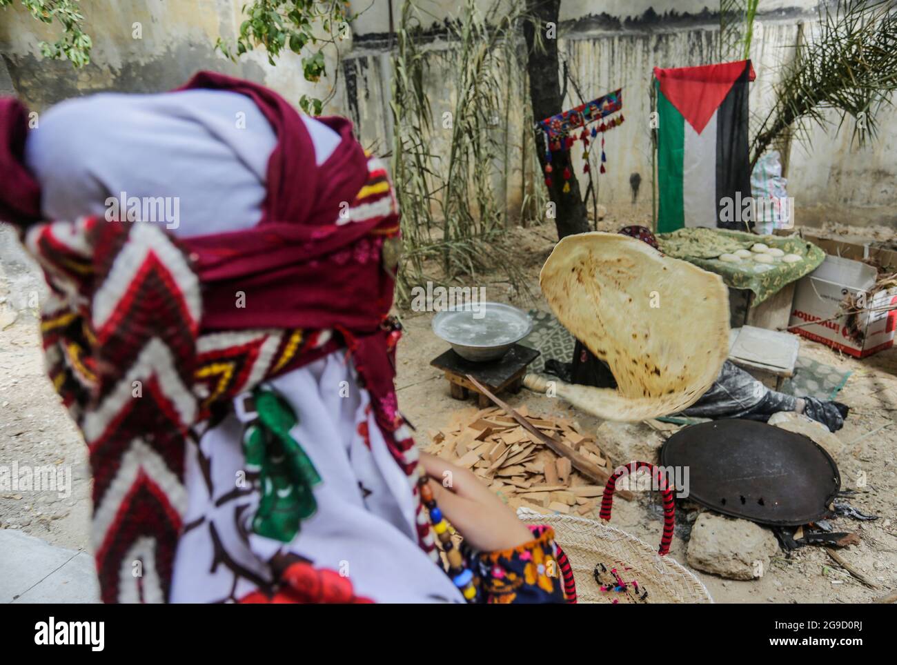 Ein palästinensisches Mädchen besucht anlässlich des Tages der palästinensischen Bräuche und Traditionen in Gaza-Stadt die Ausstellung "Unser Erbe, unsere Identität". Ausländische Reisende nach Palästina im neunzehnten und frühen zwanzigsten Jahrhundert oft kommentiert die reiche Vielfalt der Kostüme getragen, vor allem von Bauern oder Dorffrauen. Viele handgefertigte Kleidungsstücke waren reich bestickt, und die Herstellung und Pflege dieser Gegenstände spielte eine wichtige Rolle im Leben der Frauen der Region. (Foto von Mahmoud Issa/SOPA IMAG Stockfoto