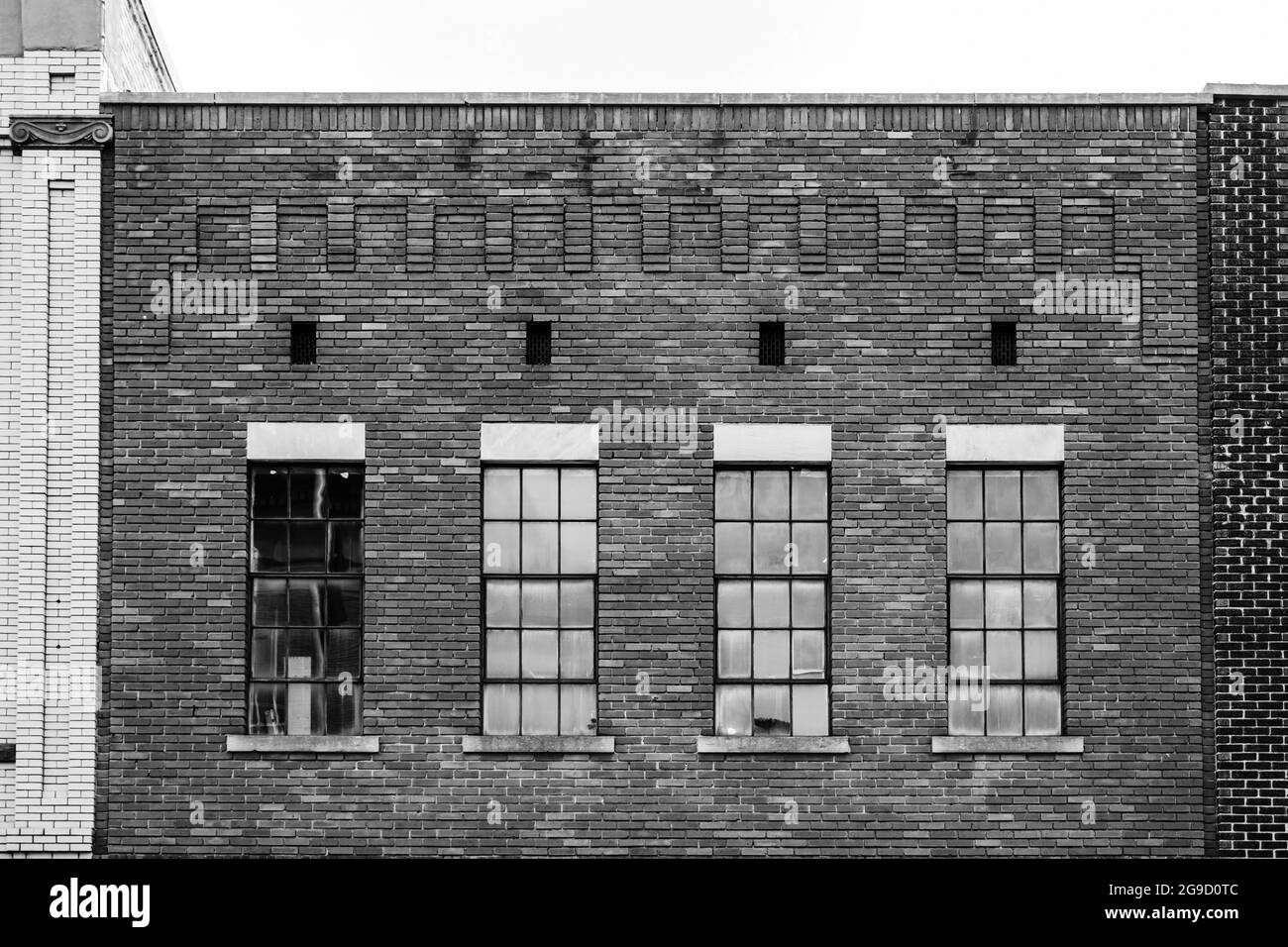 Vintage-Fenster und Backsteinfassade in der Altstadt von Rock Hill, South Carolina, USA Stockfoto