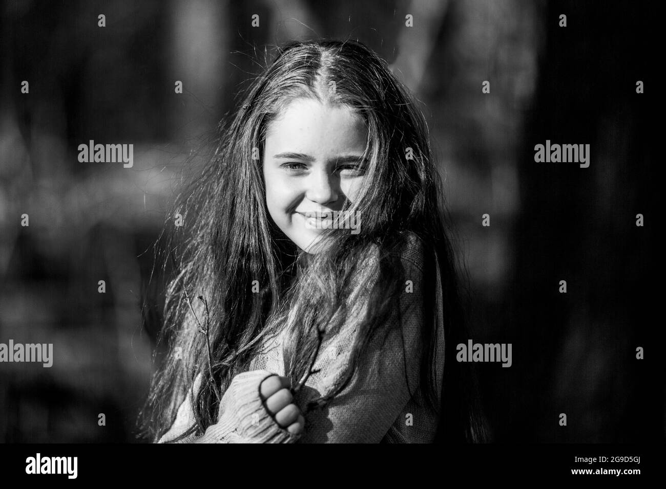 Porträt von niedlichen Teengirl im Park. Schwarzweiß-Foto. Stockfoto
