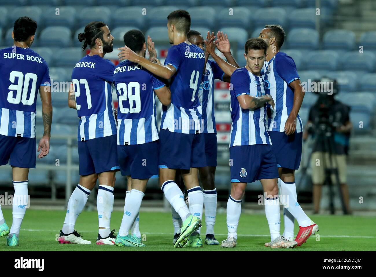 Algarve, Portugal. Juli 2021. Fernando Andrade vom FC Portocelebrate mit Teamkollegen nach dem Tor während des Vorsaison-Freundschaftsspiels zwischen dem FC Porto und Lille OSC am 25. Juli 2021 im Algarve-Stadion in Loule, Portugal. (Bild: © Pedro Fiuza/ZUMA Press Wire) Stockfoto